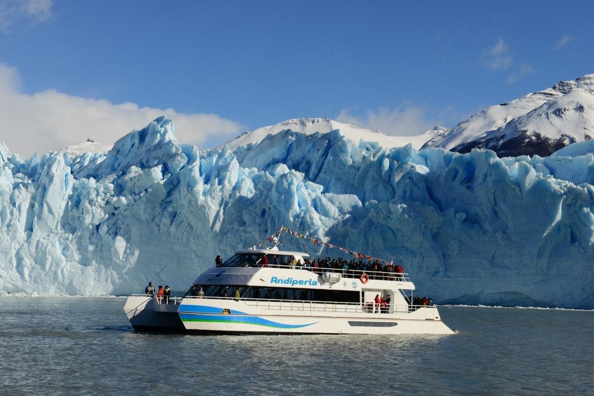 Boat in front of Perito Moreno