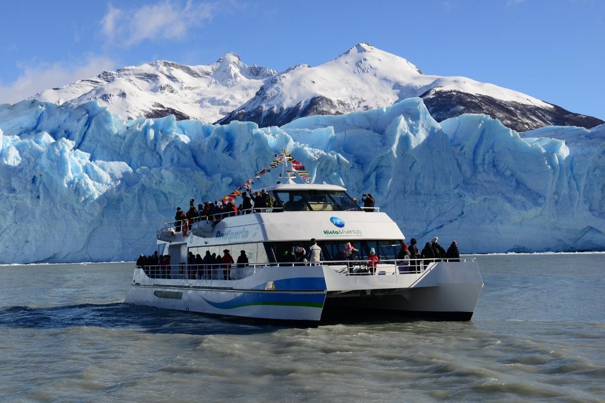 Najutico safari near the glacier wall