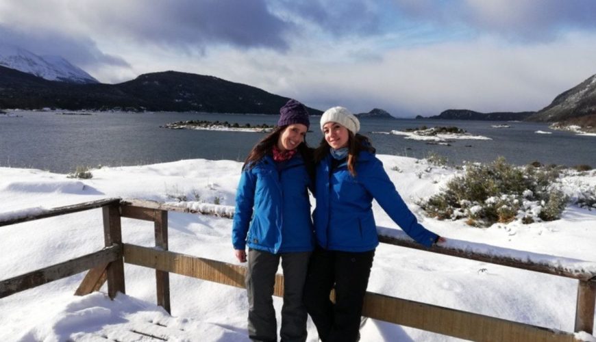 dos personas tomandose una foto panorámica con nieve