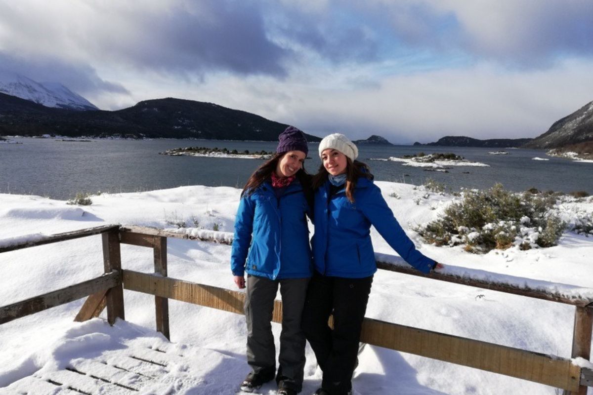 dos personas tomandose una foto panorámica con nieve
