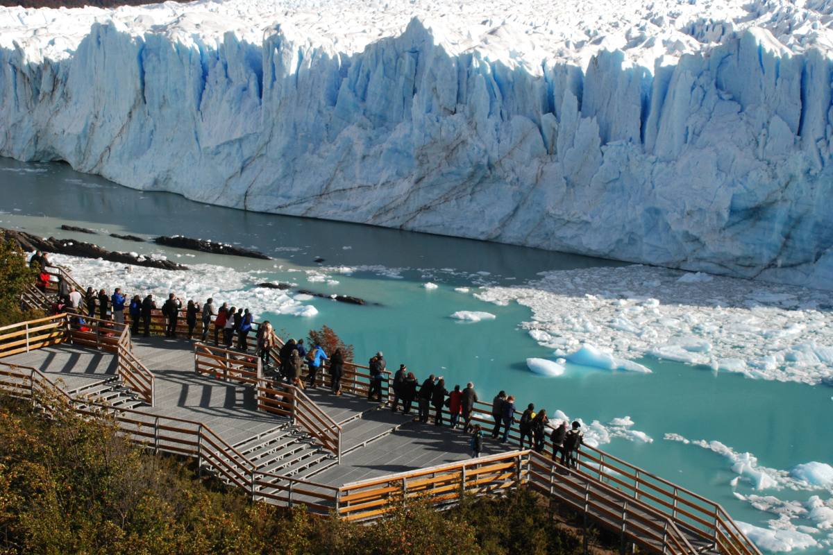 personas contemplando el glaciar