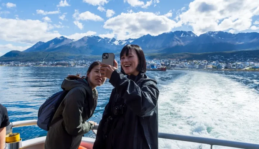 Canal Beagle en primavera con montañas nevadas