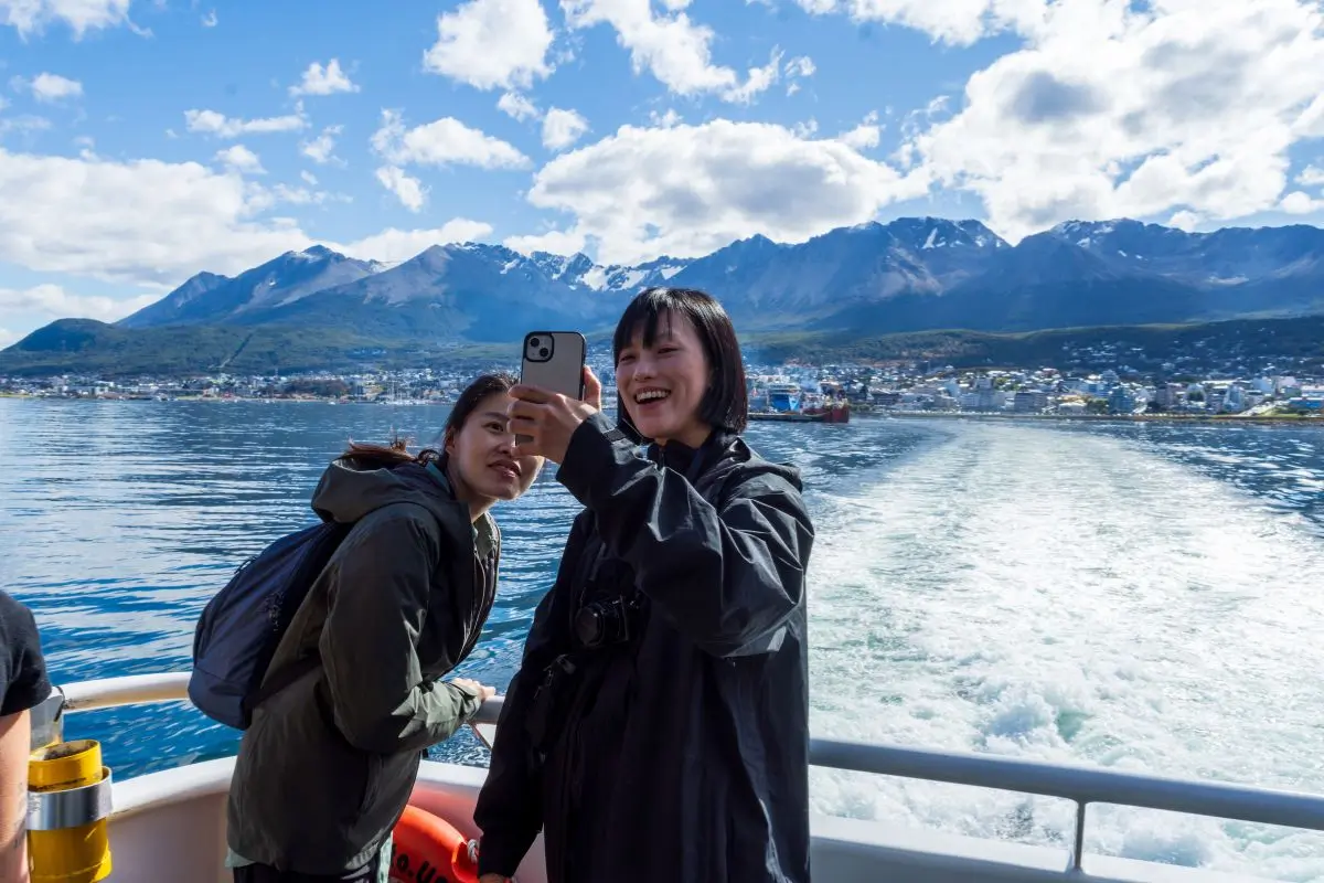 Canal Beagle en primavera con montañas nevadas