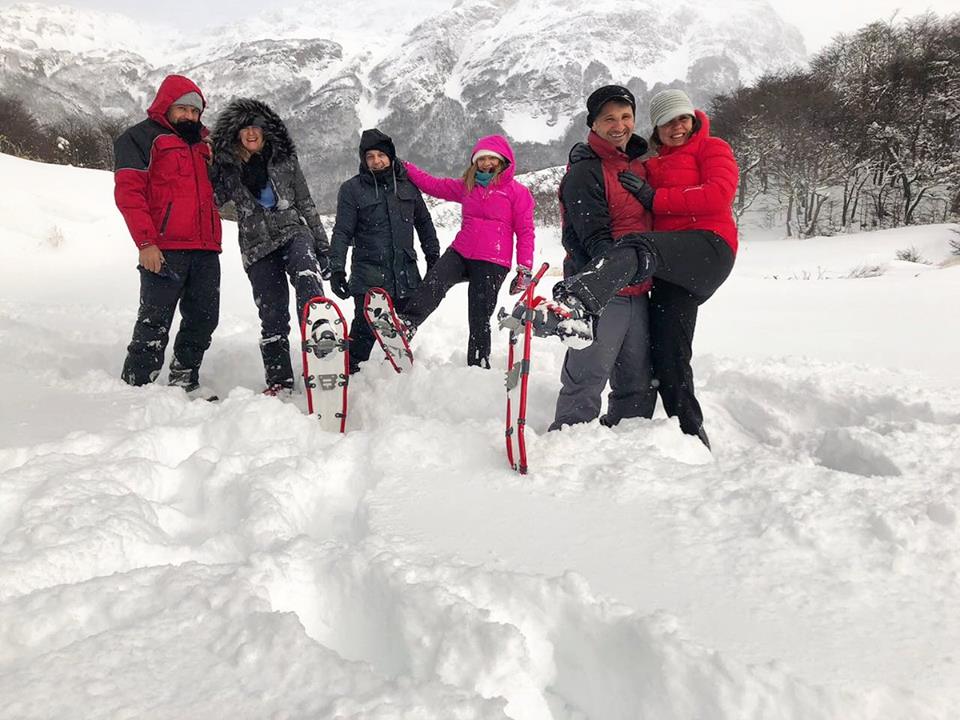 Experiencia blanca persona scon raquetas en la nieve