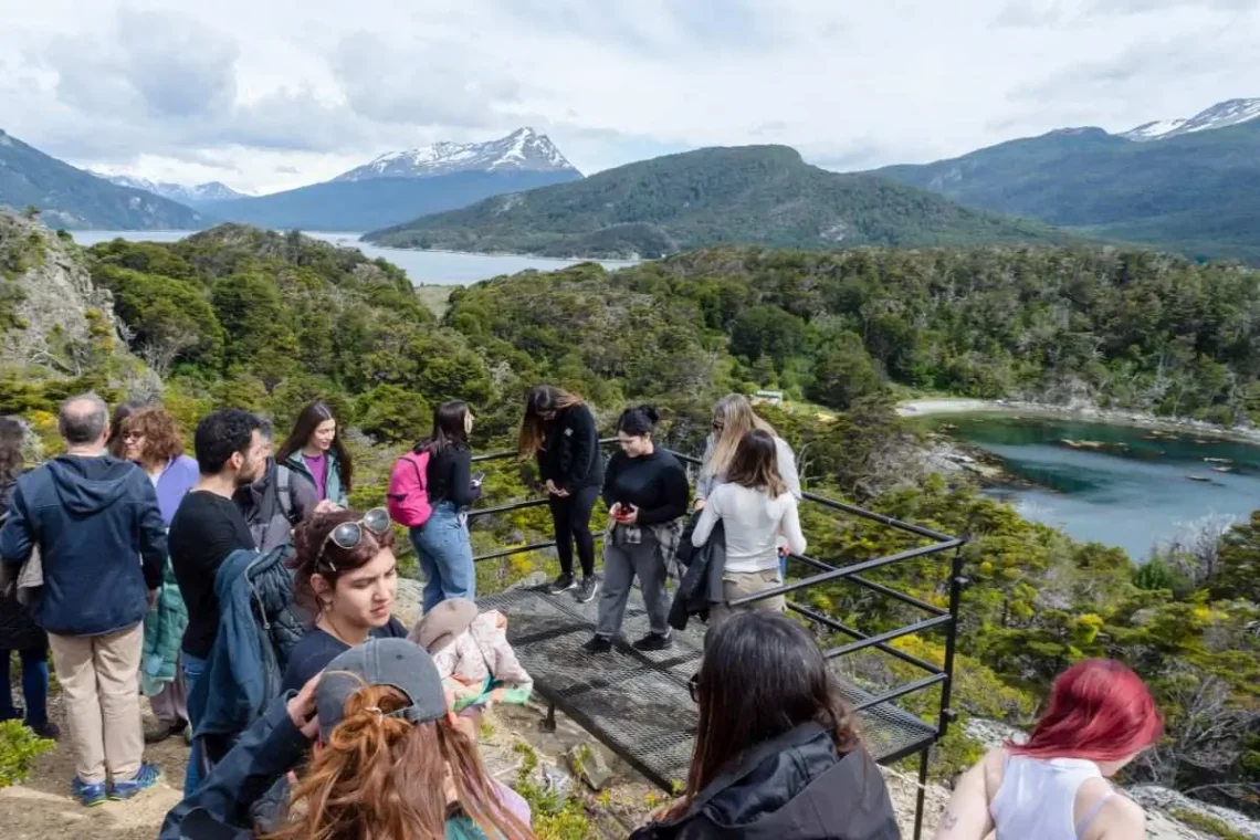 Isla redonda personas visitando