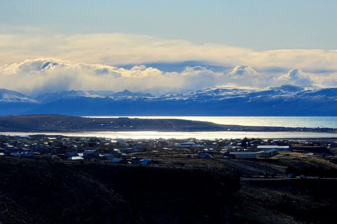 Lago argentino con montañas