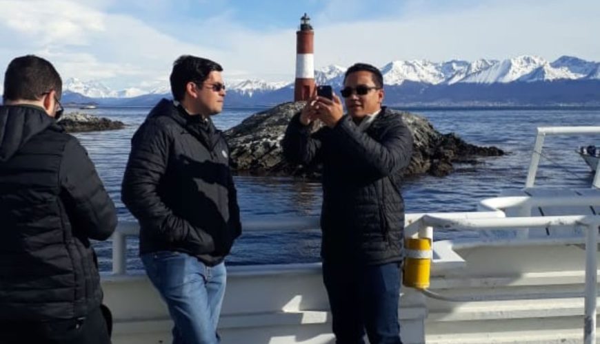 Personas sacando foto con Faro detras