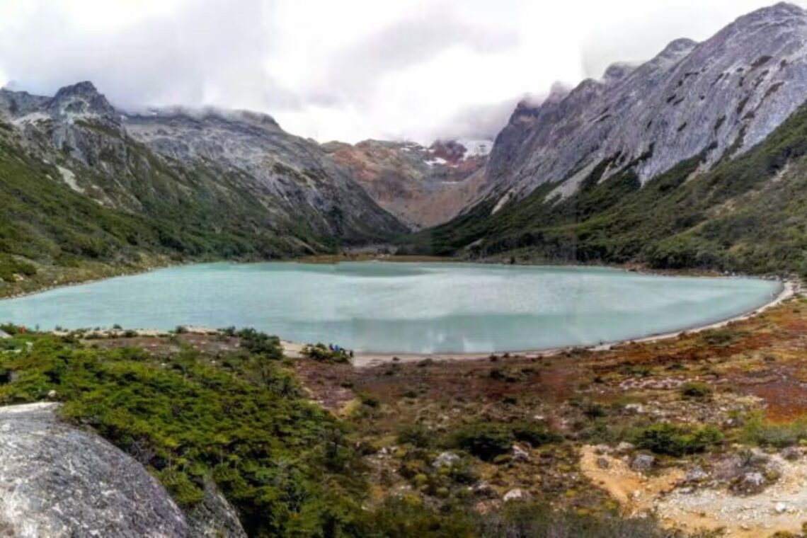 Laguna esmeralda otoñal